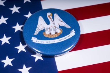 Londra, İngiltere - 15 Kasım 2018: Amerika Birleşik Devletleri bayrağı üzerinde resimde Louisiana devlet arması tasvir bir rozet.