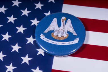 Londra, İngiltere - 15 Kasım 2018: Amerika Birleşik Devletleri bayrağı üzerinde resimde Louisiana devlet arması tasvir bir rozet.