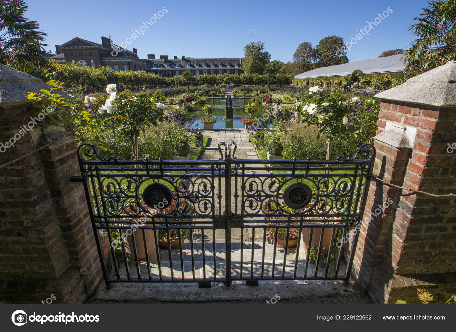 London September 27Th 2018 View Beautiful Sunken Garden Kensington Palace —  Stock Editorial Photo © chrisdorney #229122662, image size:1600x1167