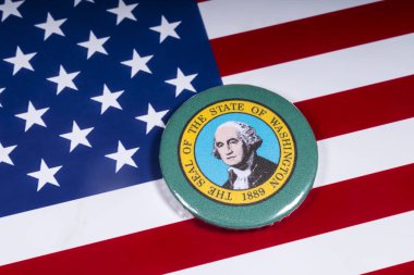 Londra, İngiltere - 15 Kasım 2018: Amerika Birleşik Devletleri bayrağı üzerinde resimde Washington Eyaleti ve mühür tasvir bir rozet.