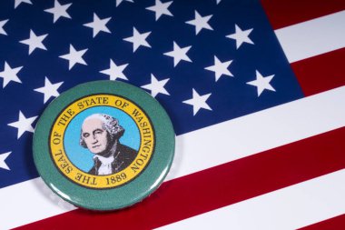 Londra, İngiltere - 15 Kasım 2018: Amerika Birleşik Devletleri bayrağı üzerinde resimde Washington Eyaleti ve mühür tasvir bir rozet.