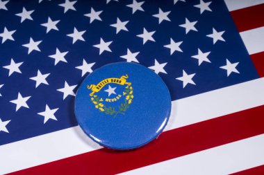 Londra, İngiltere - 15 Kasım 2018: Devlet Nevada, Amerika Birleşik Devletleri bayrağı üzerinde resimde sembolü.