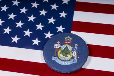 Londra, İngiltere - 15 Kasım 2018: Devlet Maine, Amerika Birleşik Devletleri bayrağı üzerinde resimde sembolü.