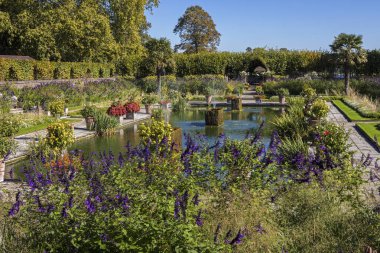 Londra, İngiltere - 27th Eylül 2018: Güzel Sunken Bahçesi Kensington Sarayı Kensington Gardens, Londra, İngiltere, bir görünüm. 
