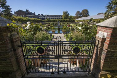 Londra, İngiltere - 27th Eylül 2018: Güzel Sunken Bahçesi Kensington Sarayı Kensington Gardens, Londra, İngiltere, bir görünüm. 