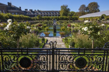 Londra, İngiltere - 27th Eylül 2018: Güzel Sunken Bahçesi Kensington Sarayı Kensington Gardens, Londra, İngiltere, bir görünüm. 