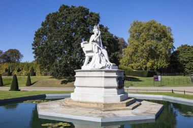 Londra, İngiltere - 27th Eylül 2018: Güzel Kensington Gardens Londra'da Kraliçe Victoria taç giyme elbisesi 1837 yılında betimleyen mermer bir heykel.