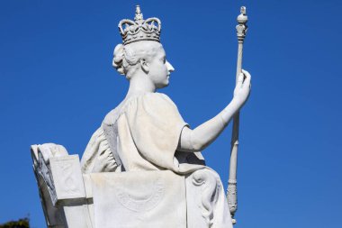 Londra, İngiltere - 27th Eylül 2018: Güzel Kensington Gardens Londra'da Kraliçe Victoria taç giyme elbisesi 1837 yılında betimleyen mermer bir heykel.