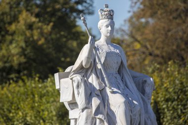 Londra, İngiltere - 27th Eylül 2018: Güzel Kensington Gardens Londra'da Kraliçe Victoria taç giyme elbisesi 1837 yılında betimleyen mermer bir heykel.