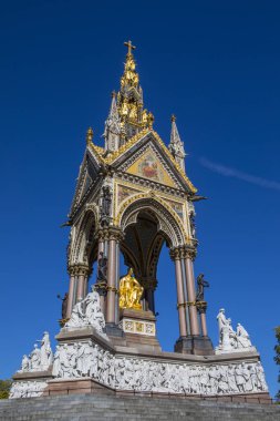 Londra, İngiltere - 27th Eylül 2018: Muhteşem Albert Memorial Kensington Gardens Londra, İngiltere'de bir görünüm. 
