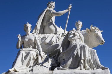 Londra, İngiltere - 27th Eylül 2018: Kensington Gardens, Londra, İngiltere'de Albert Memorial müttefiık askerlerinin temsil eden bir heykel. 