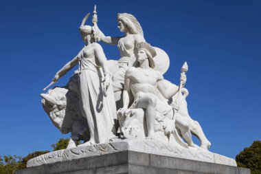 Londra, İngiltere - 27th Eylül 2018: Albert Memorial Kensington Gardens, Londra, İngiltere, Amerika kıtası temsil eden bir heykel.