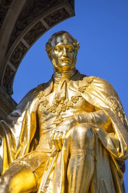 Londra, İngiltere - 27th Eylül 2018: Prens Albert, Albert Memorial Kensington Gardens Londra, İngiltere'de muhteşem altın heykeli bir görünüm. 