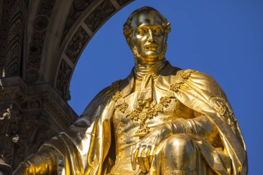 Londra, İngiltere - 27th Eylül 2018: Prens Albert, Albert Memorial Kensington Gardens Londra, İngiltere'de güzel heykeli bir görünüm. 