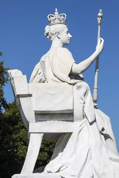 2018年9月27日 在美丽的肯辛顿花园在伦敦的大理石雕像 描绘维多利亚女王在她的加冕礼服在1837年 — 图库照片