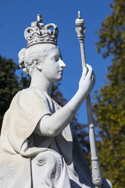 2018年9月27日 在美丽的肯辛顿花园在伦敦的大理石雕像 描绘维多利亚女王在她的加冕礼服在1837年 — 图库照片