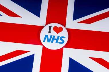 Londra, İngiltere - 20th Kasım 2018: Birleşik Krallık bayrağı üzerinde resimde Nhs PIN rozet seviyorum. 