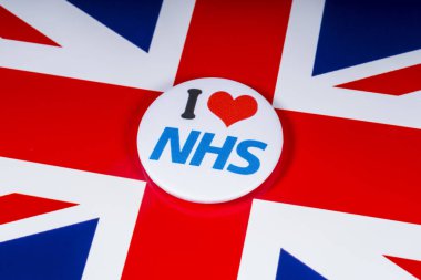 Londra, İngiltere - 20th Kasım 2018: Birleşik Krallık bayrağı üzerinde resimde Nhs PIN rozet seviyorum. 