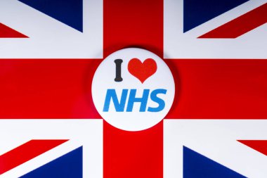 Londra, İngiltere - 20th Kasım 2018: Birleşik Krallık bayrağı üzerinde resimde Nhs PIN rozet seviyorum. 