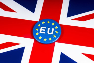 Londra, İngiltere - 20th Kasım 2018: Birleşik Krallık bayrağı üzerinde resimde bir AB PIN rozet,.