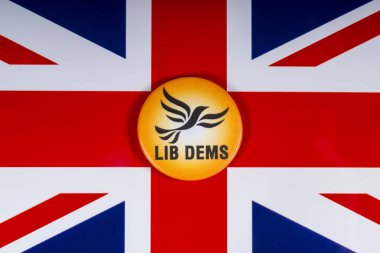 Londra, İngiltere - 20th Kasım 2018: A Liberal Demokratlar siyasi parti rozeti Birleşik Krallık bayrağı üzerinde resimde,.