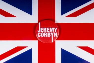Londra, İngiltere - 20th Kasım 2018: A Jeremy Corbyn PIN rozet - Birleşik Krallık bayrağı üzerinde resimde İngiliz İşçi Partisi Genel Başkanı.