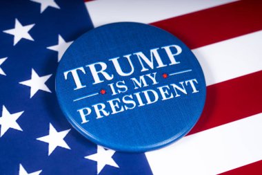 Londra, İngiltere - 20th Kasım 2018: Amerika Birleşik Devletleri bayrağı üzerinde resimde Trump's My Cumhurbaşkanı pin rozet,.