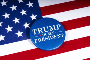 Londra, İngiltere - 20th Kasım 2018: Amerika Birleşik Devletleri bayrağı üzerinde resimde Trump's My Cumhurbaşkanı pin rozet,.