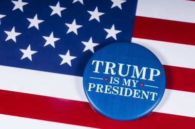 Londra, İngiltere - 20th Kasım 2018: Amerika Birleşik Devletleri bayrağı üzerinde resimde Trump's My Cumhurbaşkanı pin rozet,.