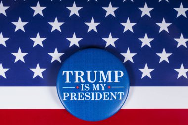 Londra, İngiltere - 20th Kasım 2018: Amerika Birleşik Devletleri bayrağı üzerinde resimde Trump's My Cumhurbaşkanı pin rozet,.