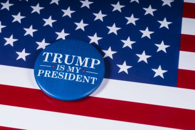 Londra, İngiltere - 20th Kasım 2018: Amerika Birleşik Devletleri bayrağı üzerinde resimde Trump's My Cumhurbaşkanı pin rozet,.