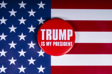 Londra, İngiltere - 20th Kasım 2018: Amerika Birleşik Devletleri bayrağı üzerinde resimde Trump's My Cumhurbaşkanı pin rozet,.