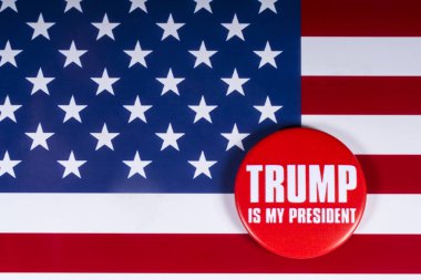 Londra, İngiltere - 20th Kasım 2018: Amerika Birleşik Devletleri bayrağı üzerinde resimde Trump's My Cumhurbaşkanı pin rozet,.