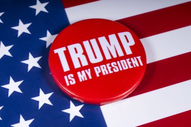 Londra, İngiltere - 20th Kasım 2018: Amerika Birleşik Devletleri bayrağı üzerinde resimde Trump's My Cumhurbaşkanı pin rozet,.