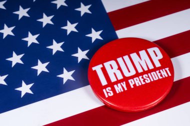 Londra, İngiltere - 20th Kasım 2018: Amerika Birleşik Devletleri bayrağı üzerinde resimde Trump's My Cumhurbaşkanı pin rozet,.