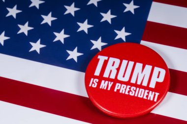 Londra, İngiltere - 20th Kasım 2018: Amerika Birleşik Devletleri bayrağı üzerinde resimde Trump's My Cumhurbaşkanı pin rozet,.