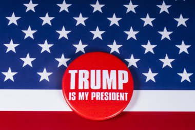 Londra, İngiltere - 20th Kasım 2018: Amerika Birleşik Devletleri bayrağı üzerinde resimde Trump's My Cumhurbaşkanı pin rozet,.