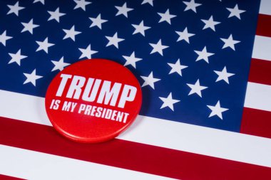 Londra, İngiltere - 20th Kasım 2018: Amerika Birleşik Devletleri bayrağı üzerinde resimde Trump's My Cumhurbaşkanı pin rozet,.