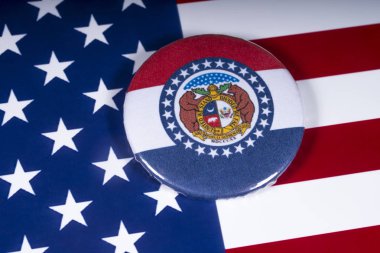 Londra, İngiltere - 20th Kasım 2018: Devlet Missouri, Amerika Birleşik Devletleri bayrağı üzerinde resimde sembolü.