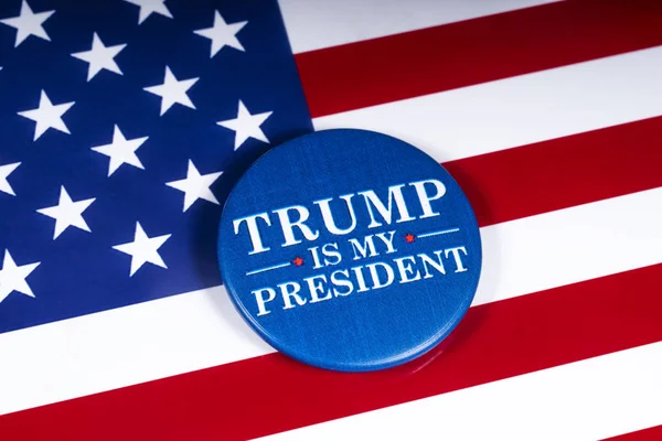 Londra, İngiltere - 20th Kasım 2018: Amerika Birleşik Devletleri bayrağı üzerinde resimde Trump's My Cumhurbaşkanı pin rozet,.