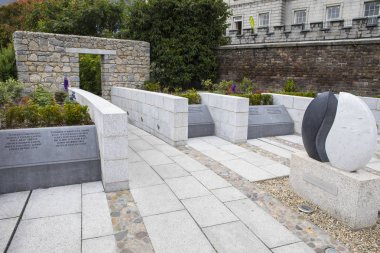 Dublin, İrlanda - 13th Ağustos 2018: Garda Memorial Bahçe Dublin Castle Dublin şehir görev doğrultusunda öldüren Garda memurları adlarını içeren bir görünümü.