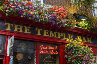 Dublin, İrlanda - 13th Ağustos 2018: Temple Bar bulunan Temple Bar kamu ev görünümünü alan Dublin İrlanda Cumhuriyeti. 