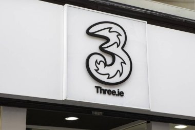 Dublin, İrlanda - 13th Ağustos 2018: Dublin, İrlanda Cumhuriyeti üç İrlanda deposunda girişinde yukarıda işaret. Bir telekomünikasyon ve internet servis sağlayıcı üç İrlanda olduğunu.