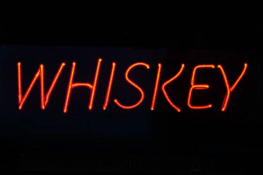 Kırmızı neon viski işareti. 