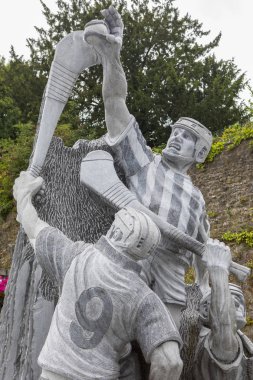 Kilkenny, İrlanda - 14th Ağustos 2018: A Hurling heykelinin tarihi şehir Kilkenny İrlanda Cumhuriyeti herkese adanmış o kim Kilkenny için fırlama.