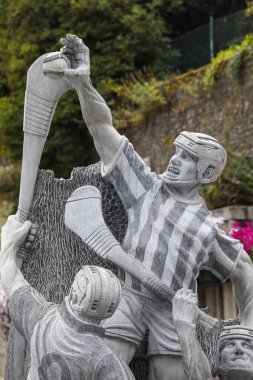 Kilkenny, İrlanda - 14th Ağustos 2018: A Hurling heykelinin tarihi şehir Kilkenny İrlanda Cumhuriyeti herkese adanmış o kim Kilkenny için fırlama.