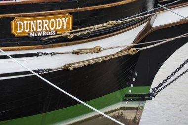 New Ross, İrlanda - 14th Ağustos 2018: bir ayrıntı üzerinde Quay içinde şehir New Ross County Wexford, İrlanda içinde demirleyen yineleme Dunbrody kıtlık gemi,. 