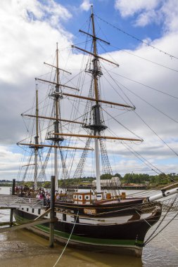 New Ross, İrlanda - 14th Ağustos 2018: Quay içinde şehir New Ross County Wexford, İrlanda içinde üzerinde demirlemiş Dunbrody kıtlık gemiyi kopyası bir görünümünü. 