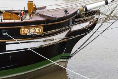 New Ross, İrlanda - 14th Ağustos 2018: Quay içinde şehir New Ross County Wexford, İrlanda içinde üzerinde demirlemiş Dunbrody kıtlık gemiyi kopyası bir görünümünü. 