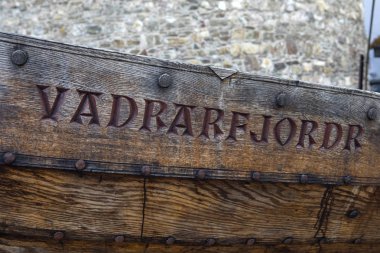 Waterford, İrlanda - 14th Ağustos 2018: yineleme Viking Longboat - Vadrarfjordr, adını bir close-up Quay Waterford, İrlanda tarihi şehir içinde yer alan. Şehir güçlü Viking bağlantıları var.  